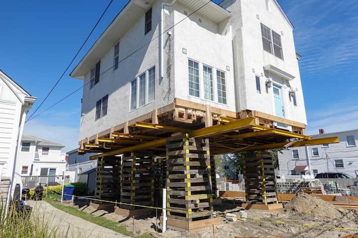A team of professionals using specialized equipment to raise a house in Spring Hill, preparing it for elevation and renovation